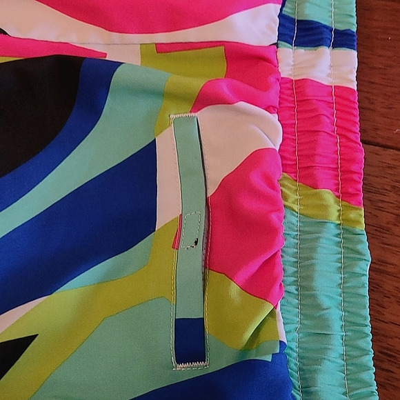 Fabletics Carrie abstract Neon print shorts - Picture 13 of 13
